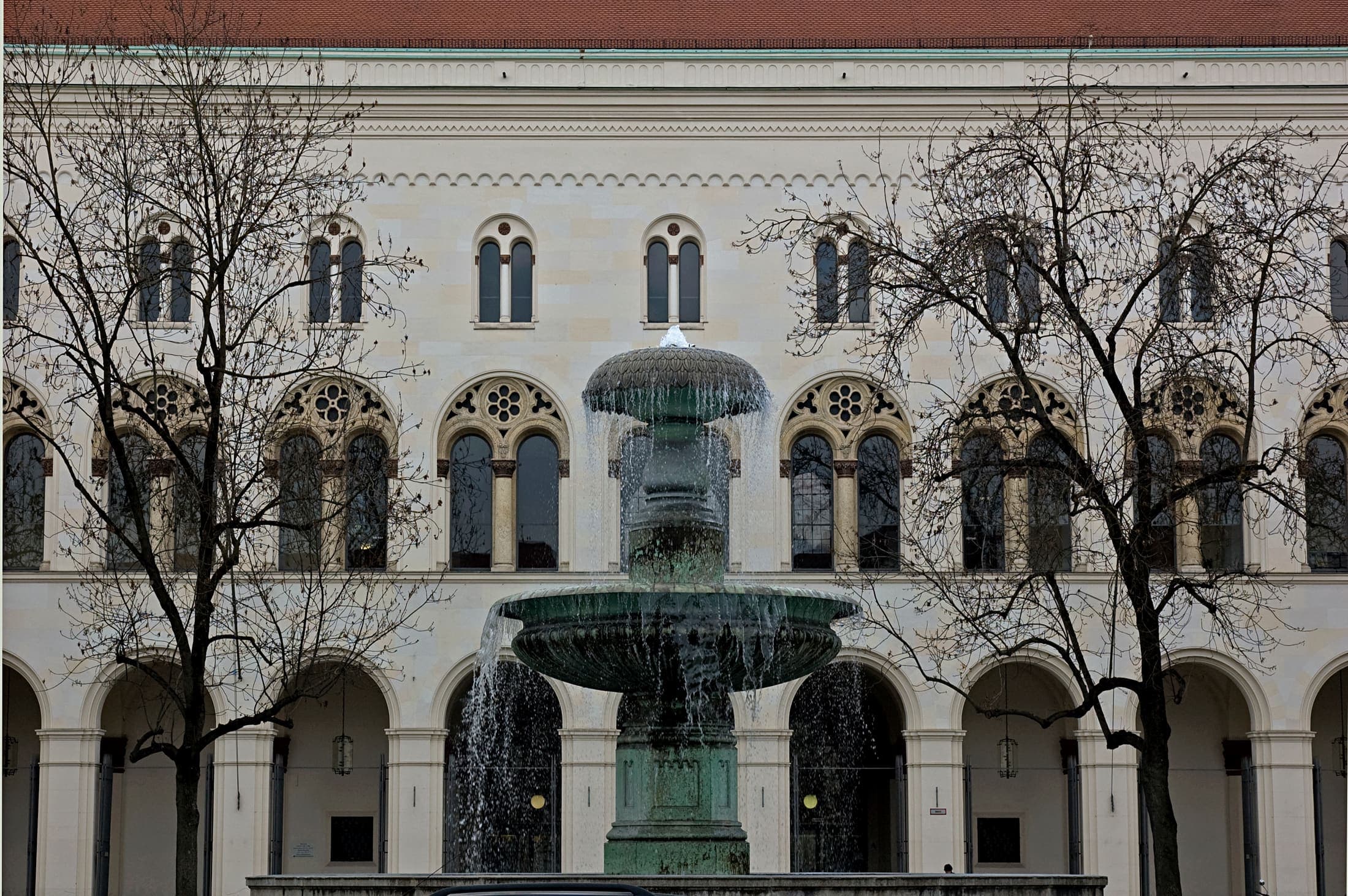 LMU Munich main building, Geschwister-Scholl-Platz