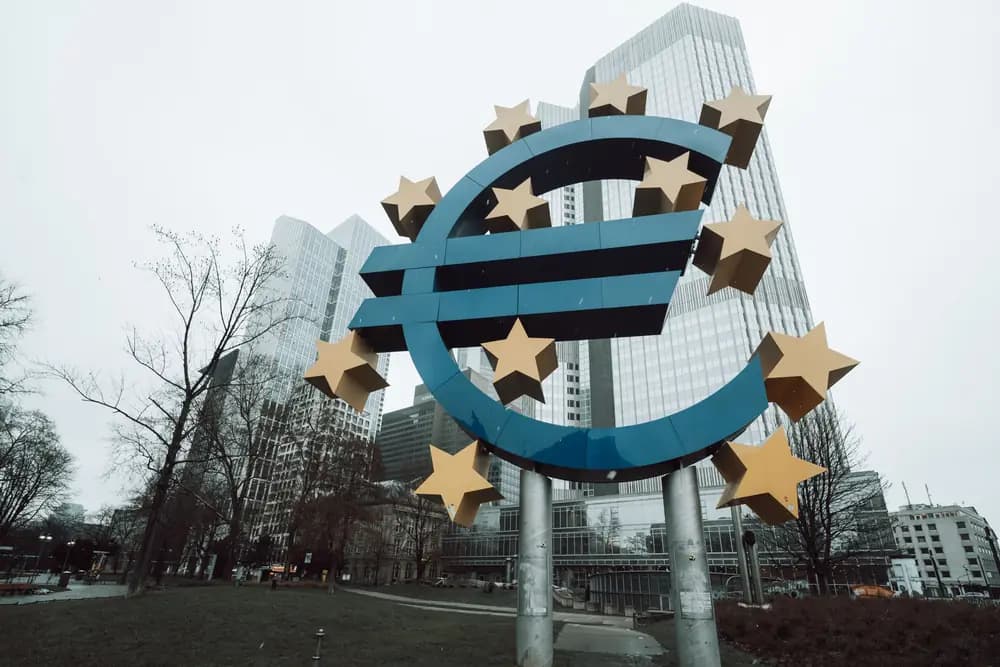 Euro sign sculpture in Frankfurt